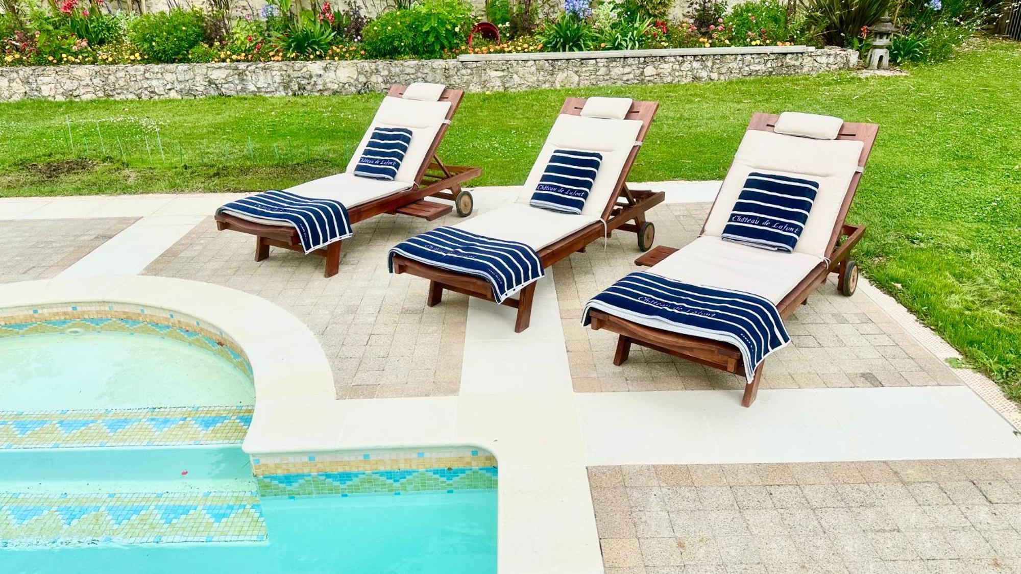 Chateau De Lafont Suites Saint-Vivien  Εξωτερικό φωτογραφία