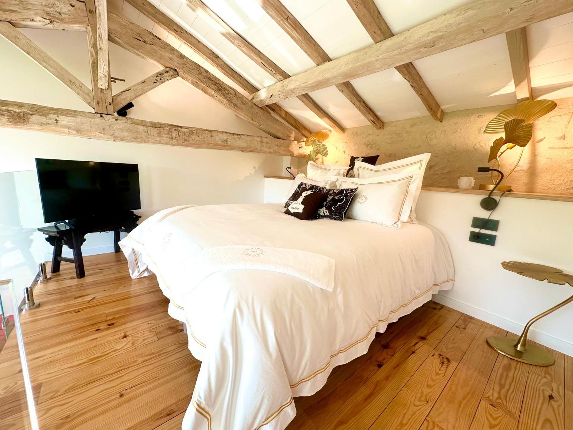 Chateau De Lafont Suites Saint-Vivien  Εξωτερικό φωτογραφία